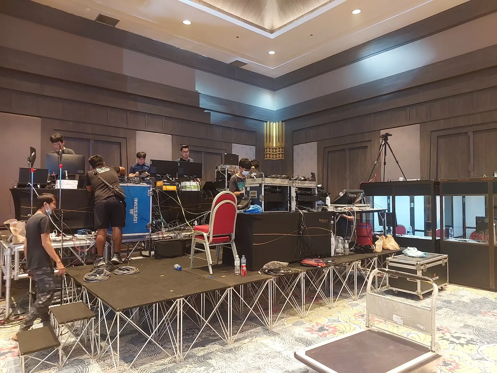 ทีมงานโปรดักชั่นกำลังจัดเตรียมโครงสร้างและติดตั้งระบบห้องควบคุม (OB Control) สำหรับงานสัมมนาองค์กรขนาดใหญ่
