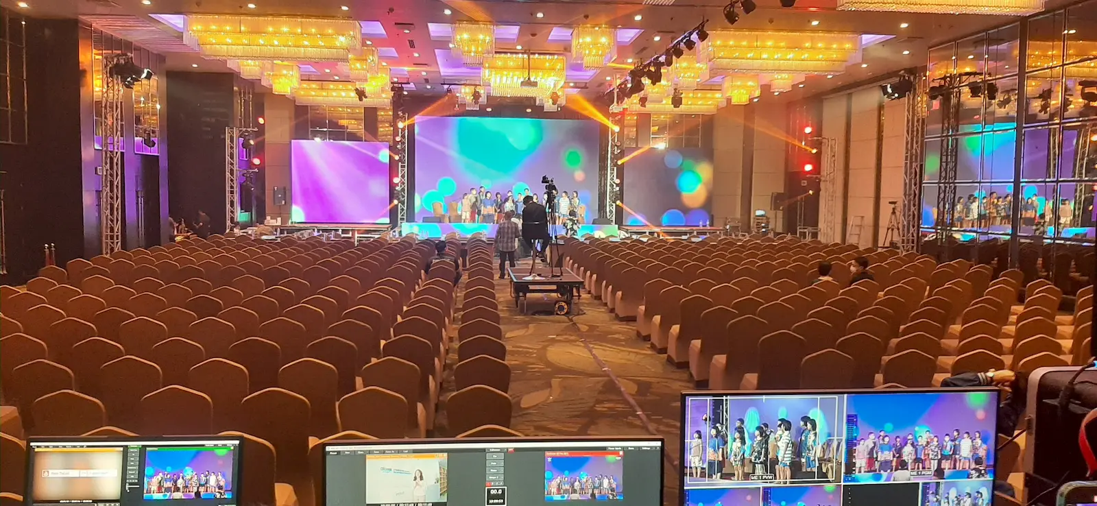 ภาพรวมการจัดเตรียมสถานที่เก้าอี้สัมมนาภายในฮอลล์ และการซักซ้อมคิวการแสดงบนเวทีก่อนเริ่มงานจริง