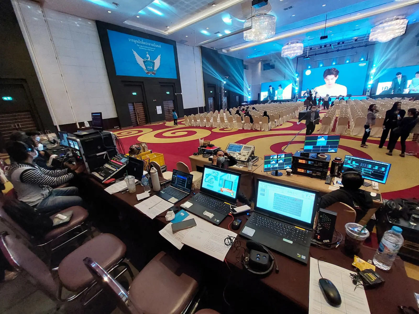 ทีมงานควบคุมระบบภาพและเสียง (Control Room) ซักซ้อมคิวงานหน้าเครื่องสวิตช์เชอร์ เพื่อให้การดำเนินรายการลื่นไหลที่สุด