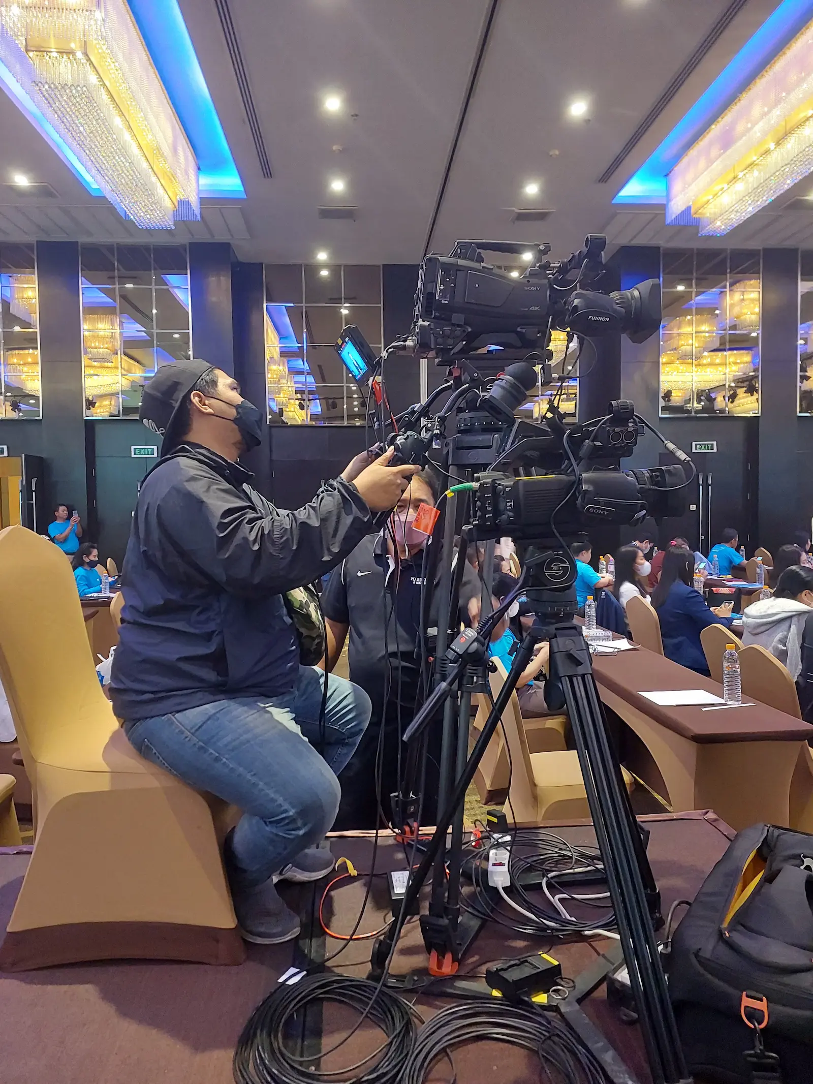 ช่างภาพมืออาชีพประจำจุดกล้องบันทึกวิดีโอ (Broadcast Camera) สำหรับถ่ายทอดสดและตัดภาพขึ้นจอ LED ภายในงานสัมมนา