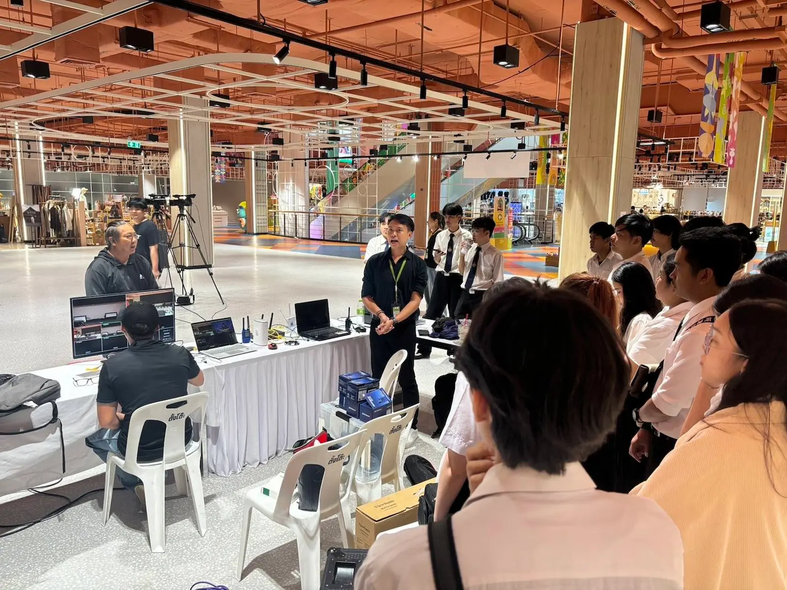 การสาธิตการทำงานของระบบห้องควบคุม (OB Control) และเครื่องสวิตช์เชอร์ (Switcher) ในสถานการณ์การจัดงานจริง