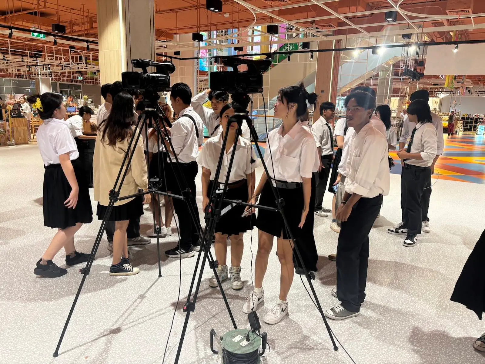 นักศึกษาลงพื้นที่ดูงานระบบปฏิบัติการอีเวนต์ ได้สัมผัสอุปกรณ์จริงและเรียนรู้การวางมุมกล้องหน้างาน