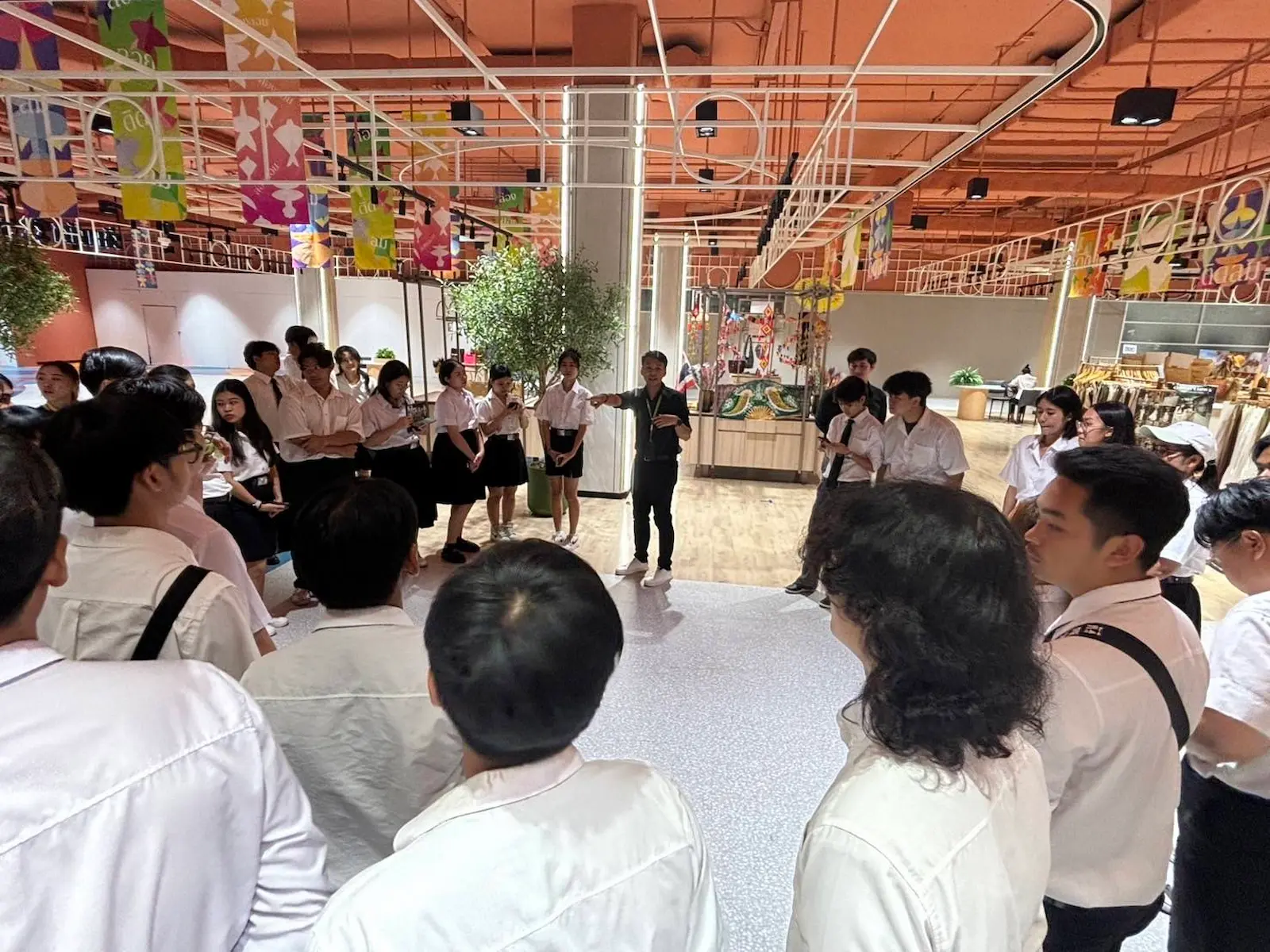 ทีมงานอธิบายภาพรวมและกระบวนการทำงานจริงในพื้นที่จัดงานอีเวนต์ ให้นักศึกษาเห็นภาพการทำงานร่วมกันเป็นทีม