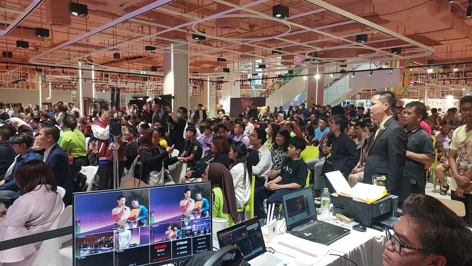 ผู้ชมและทีม OB Production ดูแลระบบถ่ายทอดสดงานประกวดดนตรีไทย Big C โดย Pro Cluster