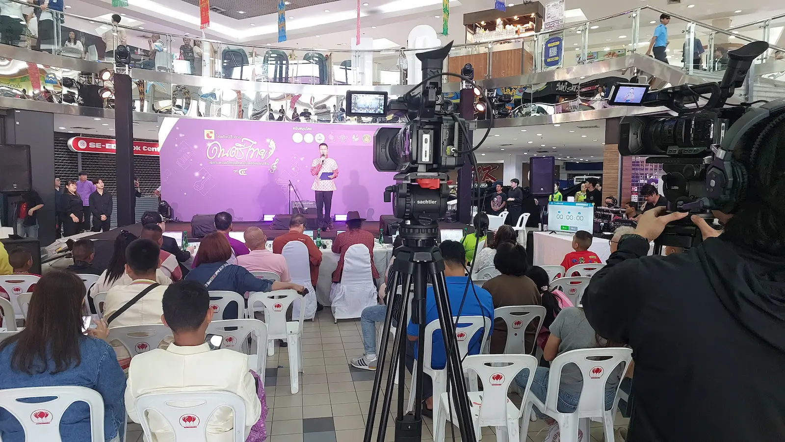 ช่างกล้อง Broadcast มืออาชีพถ่ายทำบนเวทีงานประกวดดนตรีไทย Big C โดย Pro Cluster