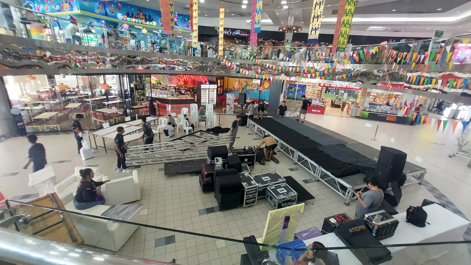 การติดตั้งเวที ระบบแสงและเสียงสำหรับงานประกวดดนตรีไทย Big C 5 ภาค