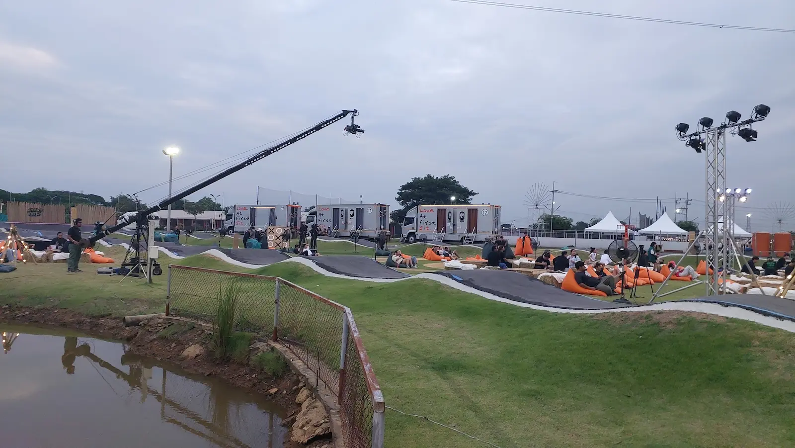 การติดตั้ง Camera Crane สำหรับถ่ายทำงานเทศกาลดนตรีกลางแจ้ง ESC Park