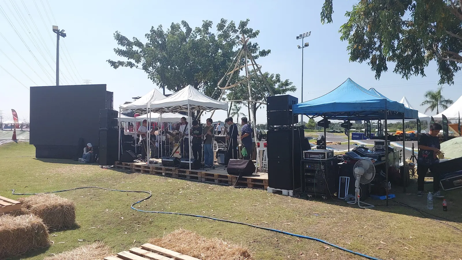 ระบบเสียงเวทีกลางแจ้งและการซักซ้อมวงดนตรีก่อนงานจริง