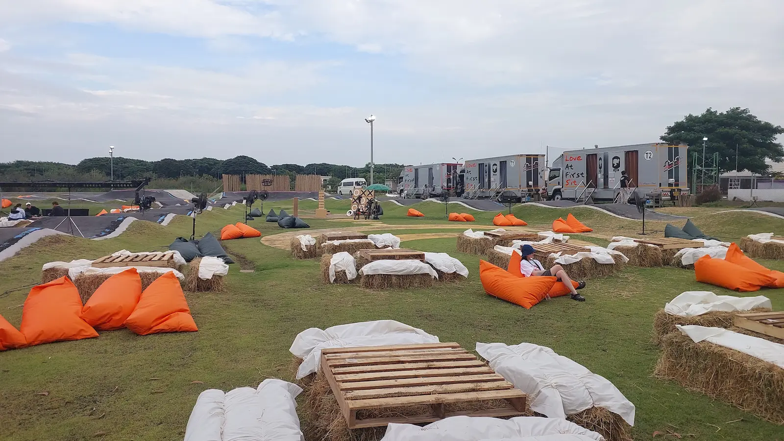 การจัดพื้นที่นั่งชมแบบ Hay Bales และ Bean Bags สำหรับงาน Outdoor Event