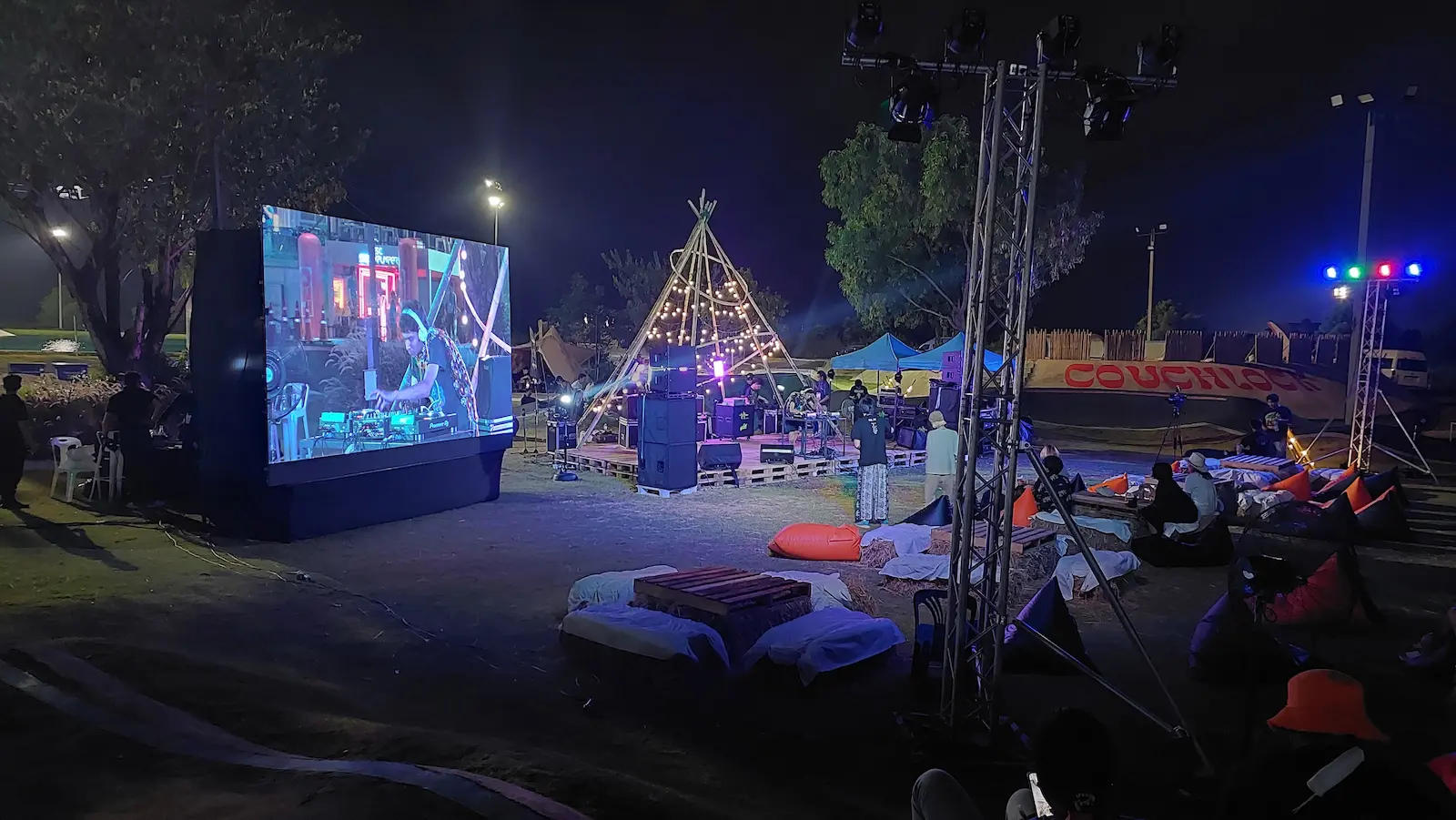 การเปลี่ยนบรรยากาศทางเข้างานด้วยระบบแสงไฟยามค่ำคืน ESC Park