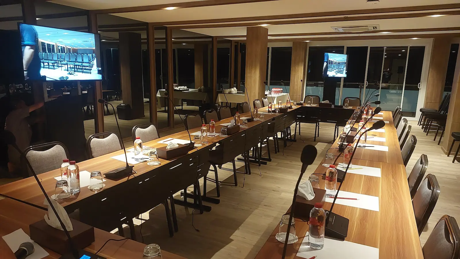 การติดตั้งระบบเสียงและไมโครโฟนสำหรับห้องประชุมโรงแรม