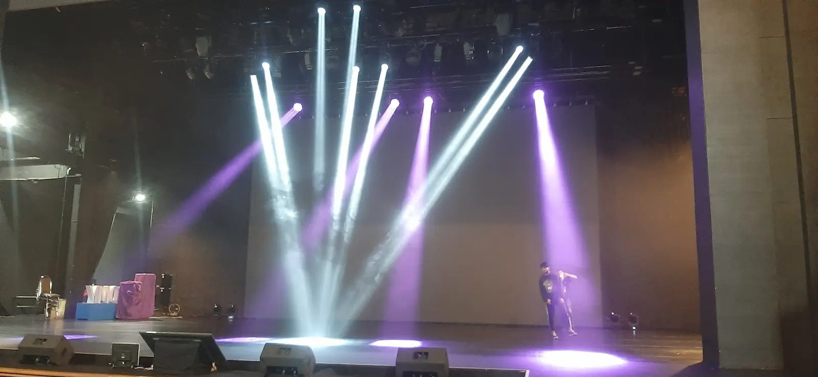 การทดสอบระบบแสงเวที (Stage Lighting) ก่อนเริ่มงานแสดงวัฒนธรรม