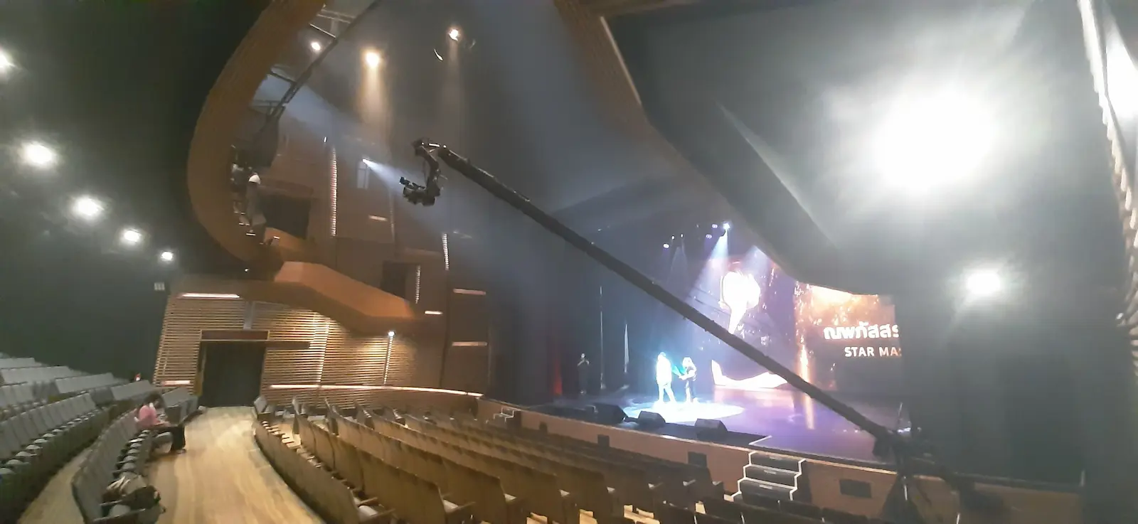 การติดตั้ง Camera Crane สำหรับถ่ายมุมสูงในงานแสดงวัฒนธรรมอินโดนีเซีย