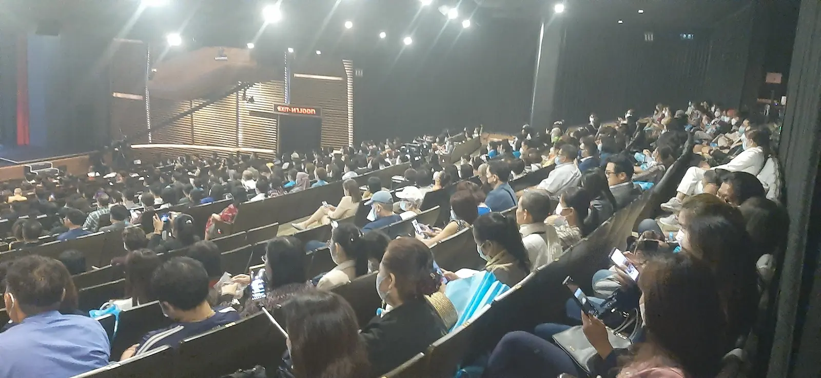 บรรยากาศผู้ชมรับชมการแสดงวัฒนธรรมอินโดนีเซีย พร้อมระบบ Production มืออาชีพ