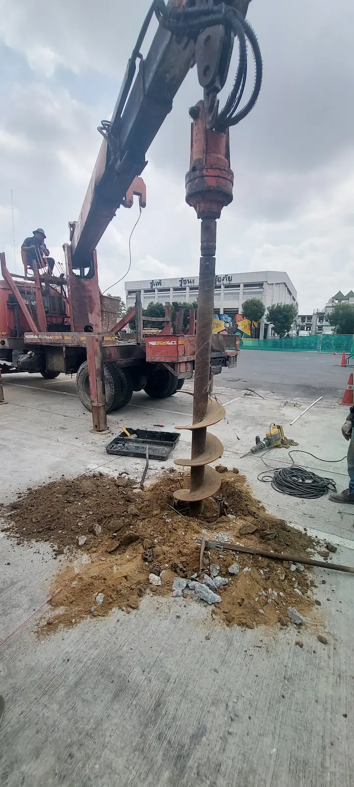 การใช้สว่านเจาะดินขนาดใหญ่ (Earth Auger) สำหรับฐานรากเสาสาธารณูปโภค