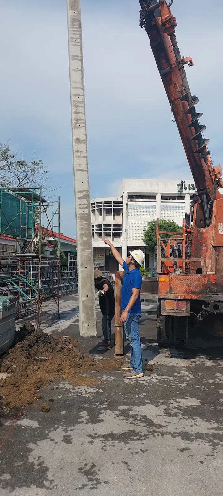 ทีมวิศวกรควบคุมและกำกับการติดตั้งเสาไฟฟ้าในภาคสนาม