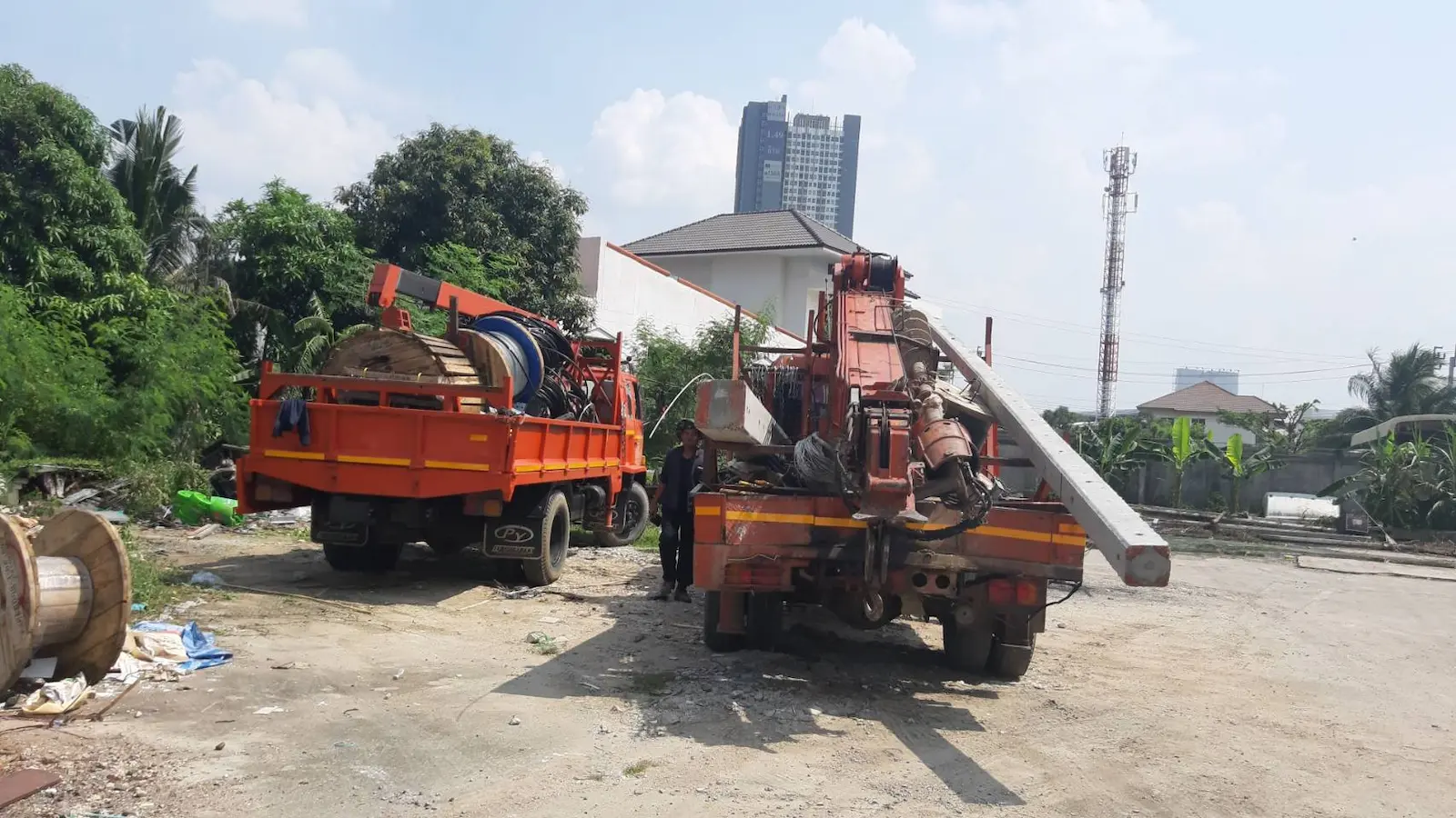 การขนส่งอุปกรณ์หนักและม้วนสายเคเบิลด้วยรถบรรทุกพิเศษ