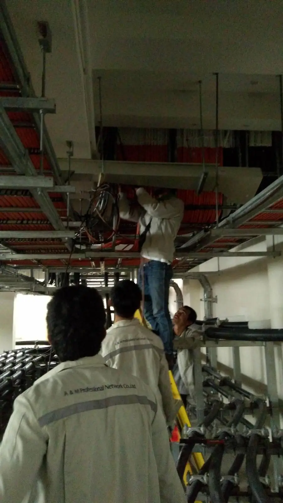 การจัดการ Cable Tray สาย Fiber Optic ในพื้นที่สถานีไฟฟ้าย่อย