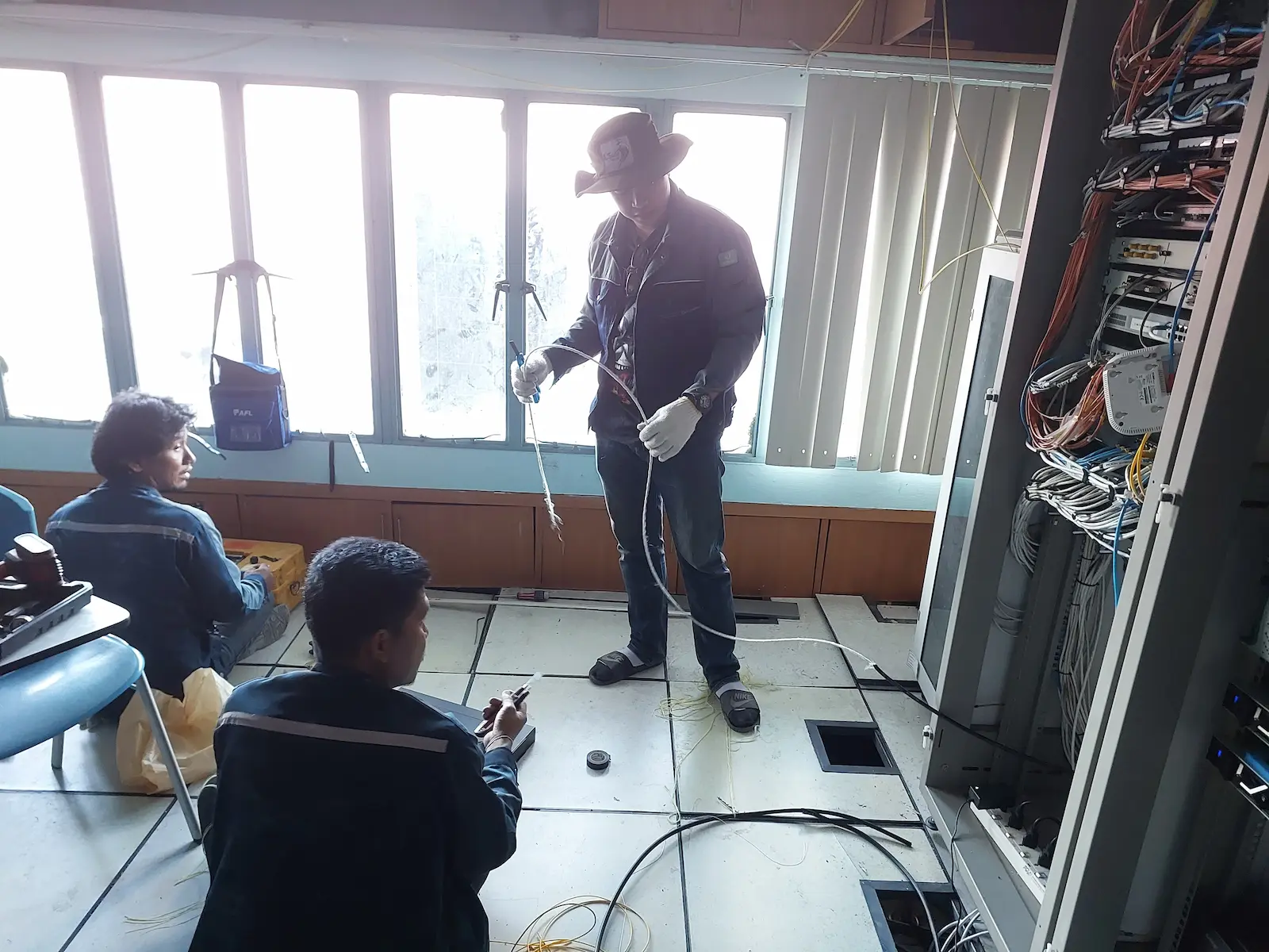 การติดตั้งระบบ Fiber Optic และ Network ในห้อง Server ของมหาวิทยาลัย