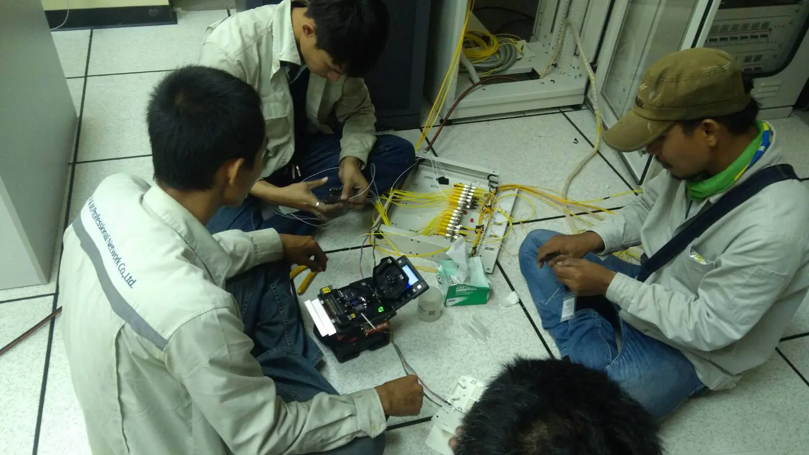 การ Fusion Splicing สาย Fiber Optic ในห้อง Server Room อย่างละเอียดแม่นยำ