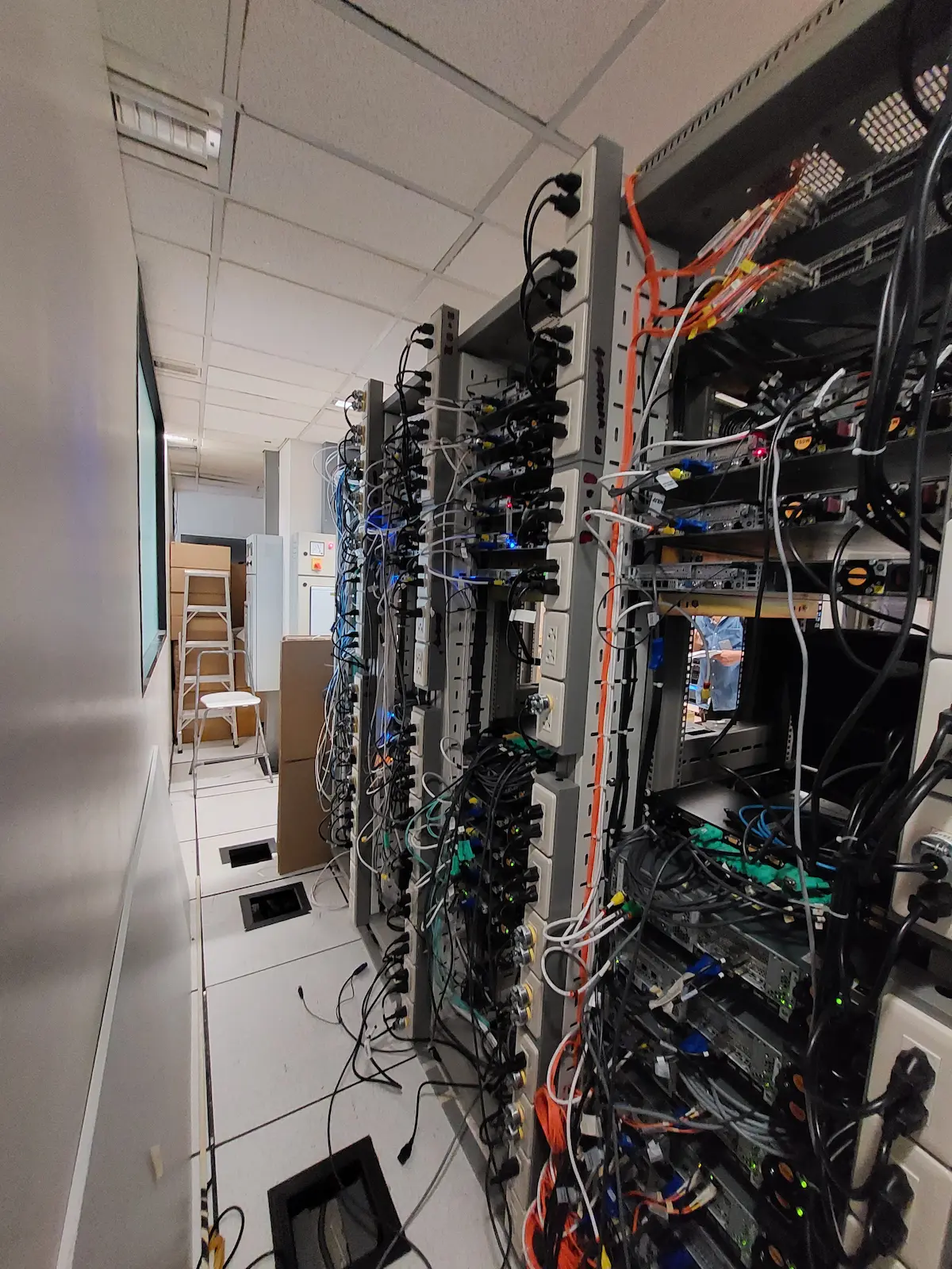 การย้ายและจัดการ Server Rack พร้อมระบบ Network Cabling อย่างเป็นระบบ