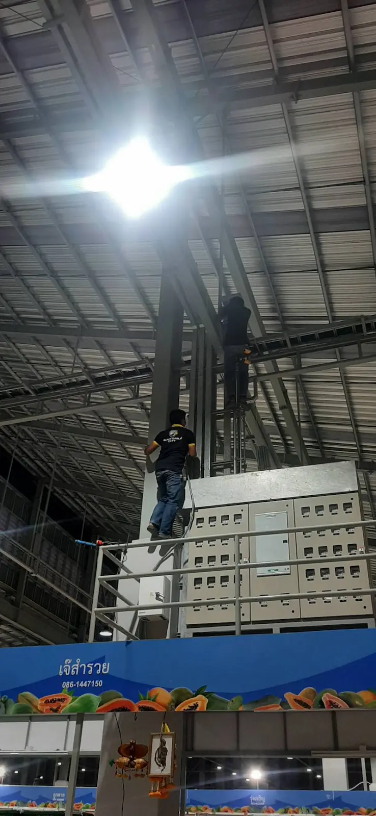 การติดตั้งท่อร้อยสายไฟฟ้าระดับสูง (Conduit Piping) ในโกดังและโรงงาน